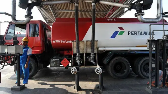 Seorang pekerja PT Pertamina mengisi truk dengan BBM di Jakarta pada 22 Agustus 2008.