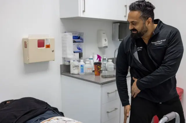 Le Dr Nair Nayaranan explique à Yadira comment il va extraire les biopolymères dans son bureau de Miami.