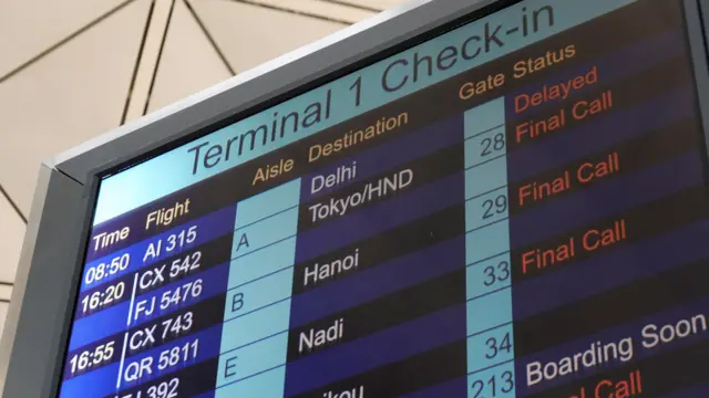 香港国际机场一号客运大楼内讯息显示屏上，AI315号航班被列为“延误”。
