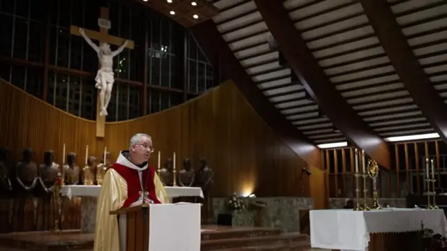 미시간주의 알렉스 크라츠 신부는 낙태 권리 보장법이 마련되지 않길 바라는 특별 기도 모임을 주최했다