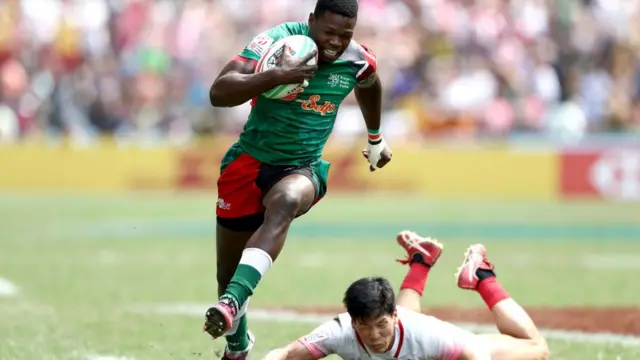 Echappée de Vincent Onyala du Kenya lors d'un match contre le Japon à Hong Kong en avril 2019.