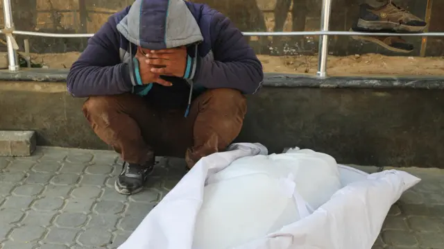 شخص يبكي مقتل أحد أفراد عائلته في غزة