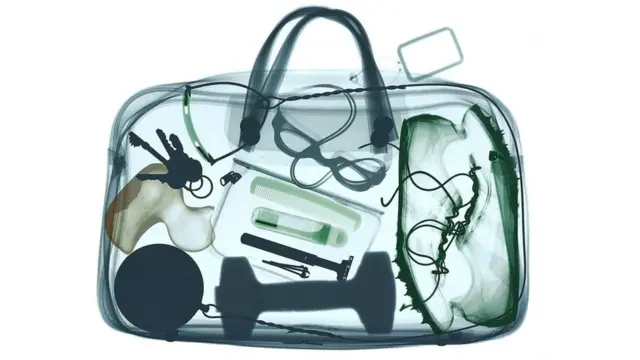 Una maleta vista a través de los rayos X