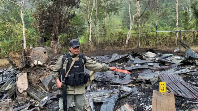 Polri lakukan olah TKP penyerangan terhadap guru dan tenaga kesehatan di di Distrik Anggruk, Kabupaten Yahukimo, Senin (24/03).