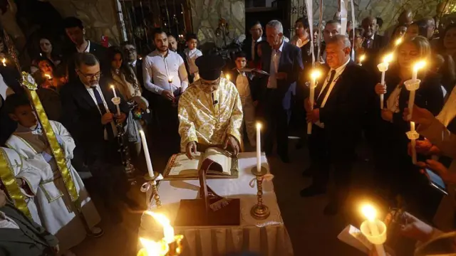 المسيحيون الأتراك يجتمعون في الكنيسة الأرثوذكسية اليونانية في مرسين لحضور قداس عيد الفصح.




