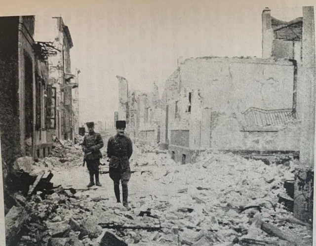 Ellison 1922'de Anadolu'ya İzmir üzerinden girmişti. Kitabında yer alan bu fotoğrafta İzmir'in savaşta yaşadığı yıkım görülüyor. 