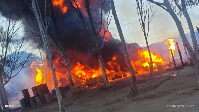 ဒီဇင်ဘာ ၁၈ ရက်က အမှတ် ၃ ခရိုင်ချင်းဆက်လမ်း ခင်ဦးမြို့နယ်အပိုင်းကိုစစ်တပ်ကလေကြောင်းတိုက်ခိုက်ခံရပြီးနောက် မီးလောင်ကျွမ်းနေတဲ့မြင်ကွင်း