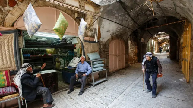 হেবরনে প্রায় দুই লাখ ফিলিস্তিনি থাকেন। এর মুসলিম ঐতিহ্য ধ্বংস করার চেষ্টা হচ্ছে বলে অভিযোগ করছে তারা