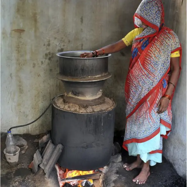 অন্ধ্রপ্রদেশে একটি দেশী মদ আরাক তৈরির কারখানা