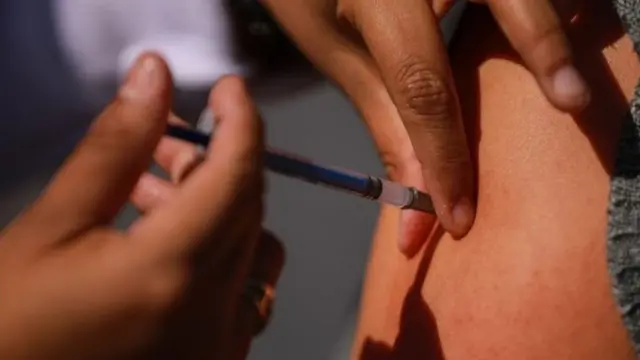 पाकिस्तान अभी तक वैक्सीन की ख़रीददारी का समझौता क्यों नहीं कर पाया?