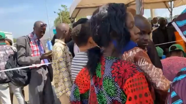 Aworan awọn oṣiṣẹ ijọba ti wọn n gba abẹrẹ ajẹsara Covid-19