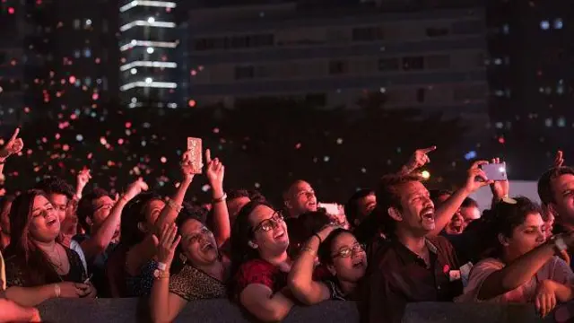 هوادارانِ پرشور و به وجد آمده، در کنسرت زنده اریجیت سینگ، خواننده بالیوود، در ورزشگاه MMRDA (منطقه BKC) مومبای - یکشنبه ۱۲ نومبر ۲۰۱۷