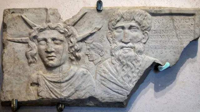 Roman stele of di "undefeated sun".