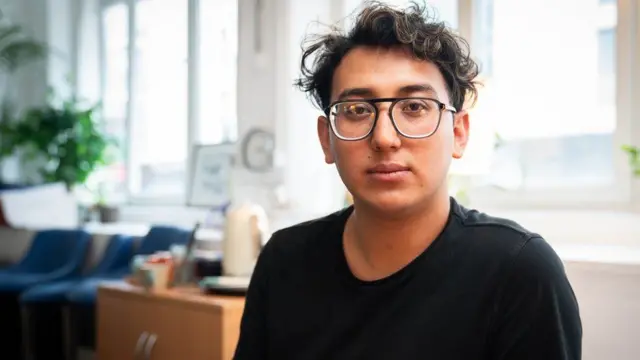 امیرحسین ابراهیمی، پناهنده افغان در بریتانیا، اکنون به عنوان دستیار بازاریابی و تولید در شرق لندن کار می‌کند