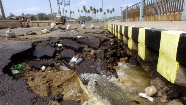 Magaalada Port Blair, dhismayaal ayaa isu bedelay burbur, doonyo yar yar oo rogmaday ayaa fadhiya bartamaha waddooyinka, waddooyinkana waxaa qariyay qiiq aad u badan.
