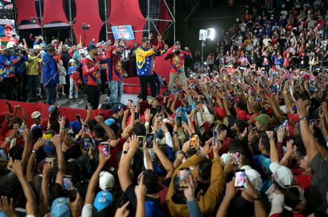 Maduro celebrando en el Palacio de Miraflores junto a un grupo de seguidores