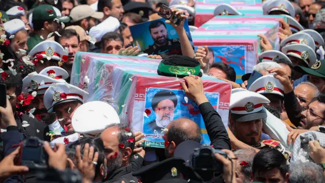 Iranian president handout foto wey show security forces carry di coffin of late president Ebrahim Raisi ahead of im burial for Mashhad, Iran (23 May 2024)