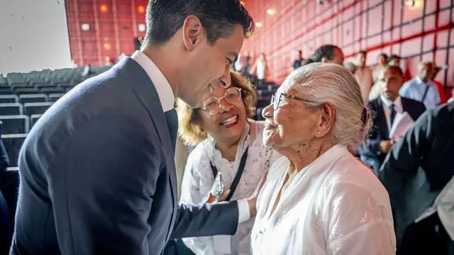 Perdana Menteri Belanda Rob Jetten menyapa orang-orang menjelang peresmian monumen nasional di Lloydkade untuk warga Maluku selama peringatan komunitas Maluku yang tiba di sana 75 tahun yang lalu, di Rotterdam pada 21 Juni 2026. Pada tahun 1946, pria-pria Maluku pertama datang ke Belanda untuk pelatihan dengan Angkatan Laut Kerajaan Belanda, setelah itu mereka bertugas aktif di Amsterdam, serta di Indonesia dan bagian lain Kerajaan Belanda.