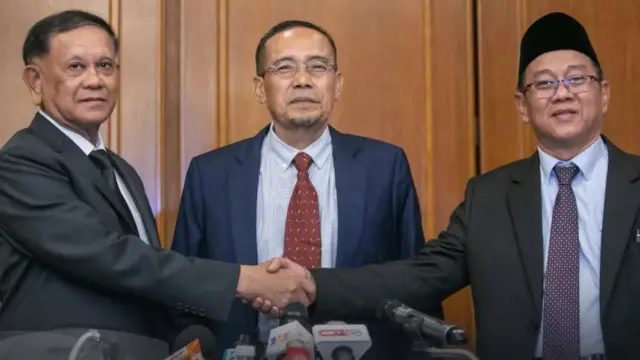 ในวันที่ 8 ธ.ค. 2568 เกิดการประชุมนัดแรกระหว่างคณะพูดคุยเพื่อสันติสุขชุดใหม่ของไทย ซึ่งนำโดย พล.อ.สมศักดิ์ รุ่งสิตา (ซ้าย) กับคณะพูดคุยของบีอาร์เอ็น ซึ่งนำโดยอุสตาส อานัส อับดุลเราะห์มาน (ขวา) ที่กรุงกัวลาลัมเปอร์ ประเทศมาเลเซีย โดยมีทางการมาเลเซียเป็นผู้อำนวยความสะดวก