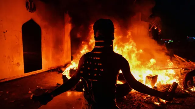 В Наджафе протестующие подожгли здание иранского консульства