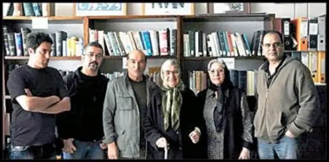 توران میرهادی در میان گروه سازندگان فیلم توران خانم. عکس از اطلاعات