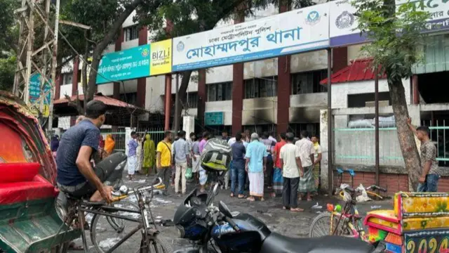 बांगलादेशमध्ये आंदोलक पोलीस स्टेशनवर हल्ले करण्यात येत आहे.