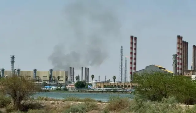 De la fumée s'élève près d'une raffinerie iranienne le 14 juin