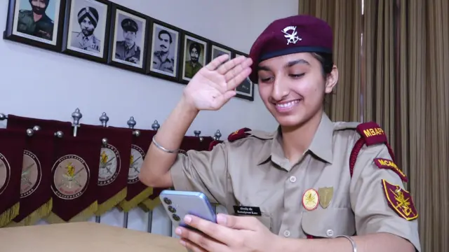 ਆਪਣੇ ਪਿਤਾ ਨੂੰ ਸਲੂਟ ਦਿੰਦੇ ਹੋਏ