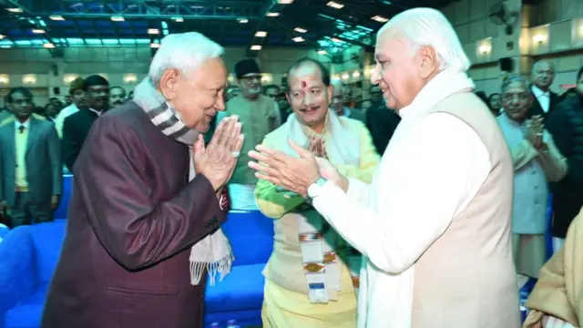 नीतीश कुमार, आरिफ़ मोहम्मद ख़ान और राज्य के उपमुख्यमंत्री विजय कुमार सिन्हा