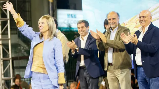 Beatriz Argimón, la primera vicepresidenta electa de Uruguay, aplaudida por los líderes de la "coalición multicolor".