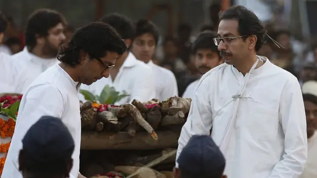 बाला साहेब ठाकरे के अंतिम संस्कार के वक़्त राज ठाकरे और उद्धव ठाकरे