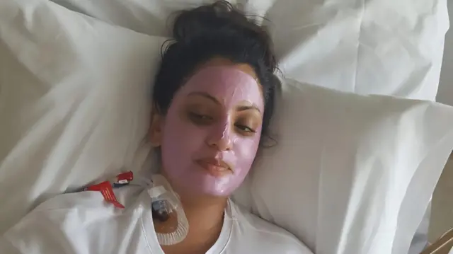 Jasleen hastanede, boynuna bir tüp takılmış olarak yatıyor