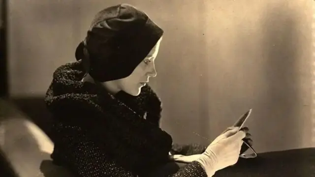 Miller aliendelea kuwa mwanamitindo kwa muda ili kufadhili miradi yake.