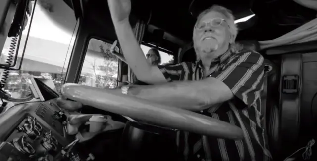 Džeri Don Berden vozi Nilov autobus za turneje godinama, a njihov neobavezni dijalog glavna je atrakcija dokumentarca