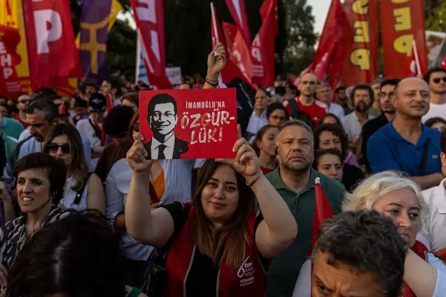 حامیان اکرم امام‌اوغلو در تجمعی عکسی از او در دست گرفته‌اند