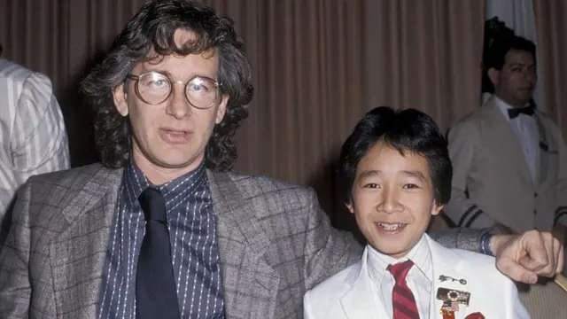 Steven Spielberg, sutradara film Indiana Jones, bersama Ke Huy Quan pada 1985.