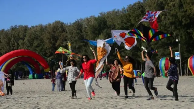 লম্বা ছুটি পেয়ে অনেকেই হয়তো ঘুরতে যাওয়ার পরিকল্পনা করছেন