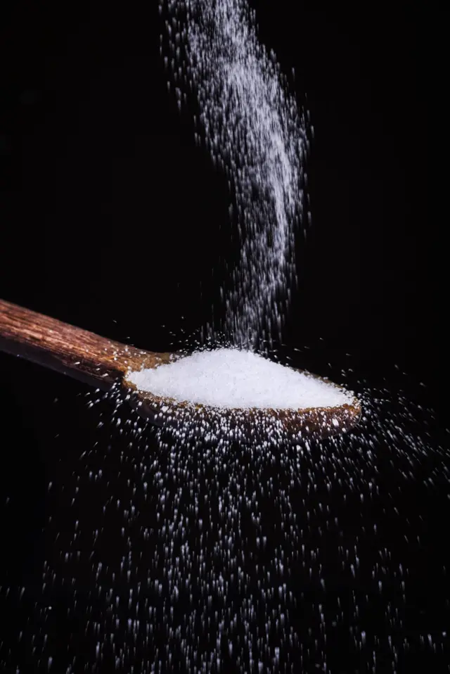 तुम्ही भरपूर मीठ खाता तेव्हा काय होतं? मिठाचं अतिरिक्त सेवन कसं कमी कराल?