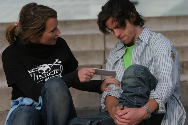 زن و مردی روی پلکان نشسته‌اند