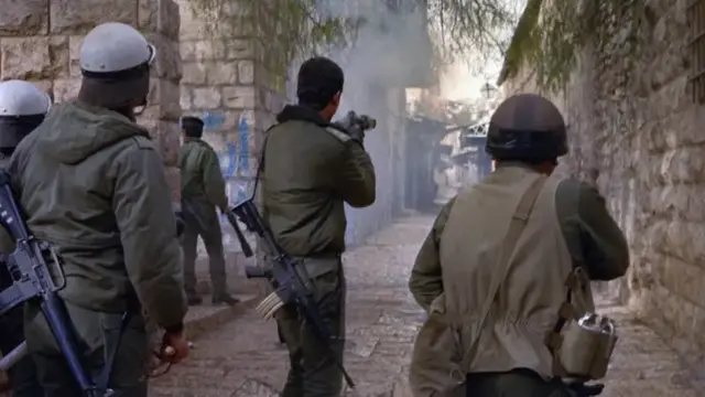 Izraelska policija za razbijanje demonstracija ispaljuje suzavac na palestinske demonstrante tokom sukoba, 22. januara 1988. godine, na ulicama Jerusalima