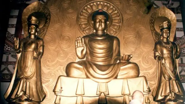 تندیس بودا در معبد بوهیونگ‌سا در کوه میوهیانگ، کره شمالی