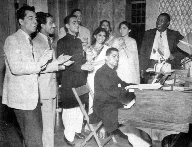 बहराम सोहराब रुस्तम जी अपने पियानो पर राष्ट्रगान की धुन रिकॉर्ड कराते हुए