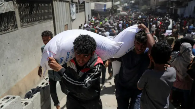 فلسطينيون يحاولون الحصول على مساعدات في غزة