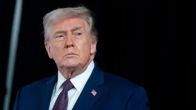 Trump ayaa sheegay in Tehran oo uu ugu hanjabay weerar millatari ay "la hadlayso" Washington, halka dhiggiisa Iiraan, Masoud Pezeshkian, uu ku dooday in dagaalku aanay dani ugu jirin labada dhinac ama Bariga Dhexe.