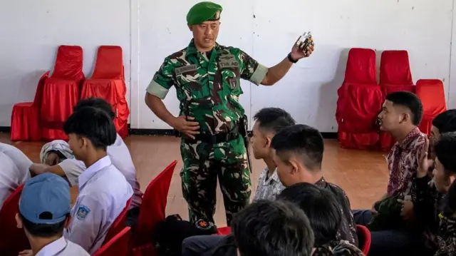 Ratusan siswa SMA/SMK dari berbagai kota dan kabupaten di Jawa Barat yang memiliki perilaku khusus seperti terlibat tawuran, terafiliasi geng motor, kecanduan permainan daring (game online), menjalani program pendidikan karakter dan kedisiplinan selama 14 hari.
