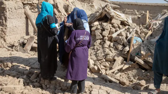 چند کارمند زن ملل متحد در منطقه زلزله زده افغانستان 