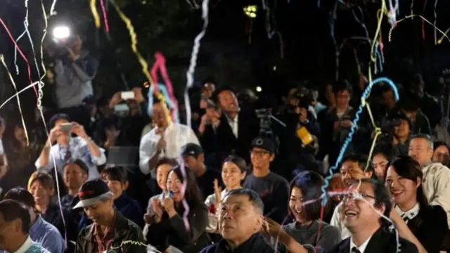 แฟนหนังสือในญี่ปุ่นรวมตัวกันในกรุงโตเกียวเพื่อหวังว่าจะได้ร่วมยินดีกับ ฮารูกิ มูรากามิ ซึ่งเป็นนักเขียนที่พวกเขาชื่นชอบ แต่ปรากฏว่าผู้คว้าโนเบลสาขาวรรณกรรมปีนี้ได้แก่ อิชิงุโระ