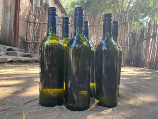 Les femmes attendent que le vin soit approuvé pour l'exportation.