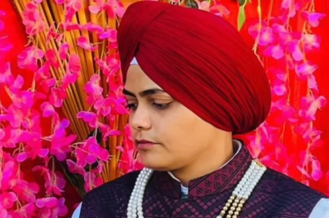 မင်္ဂလာဆောင်မှာ သတို့သားလို ဆင်မြန်းထားတဲ့ ဒင်ပယ်