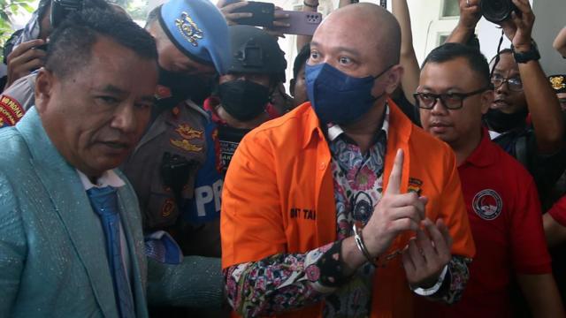Mantan Kapolda Sumatera Barat Irjen Pol Teddy Minahasa (tengah) didampingi kuasa hukumnya Hotman Paris Hutapea (kiri) tiba di Kejaksaan Negeri Jakarta Barat, Kembangan, Jakarta Barat, Rabu (11/1/2023).